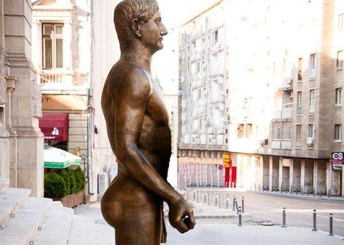 Hingherii au ridicat maidanezul ţinut în braţe de statuia împăratului Traian