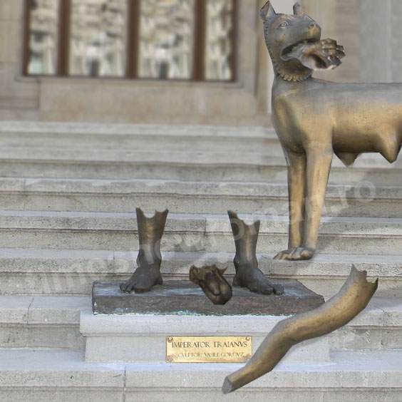 Statuia lui Traian de la Muzeul de Istorie a fost mâncată de maidanezul pe care îl ţinea în braţe