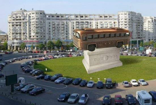 Cu banii pentru cele 400 de autobuze promise anul trecut, Firea va inaugura statuia unui autobuz