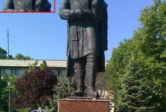 Poza zilei! Teleormănenii au transformat statuia lui Liviu Vasilică într-una a lui Liviu Dragnea