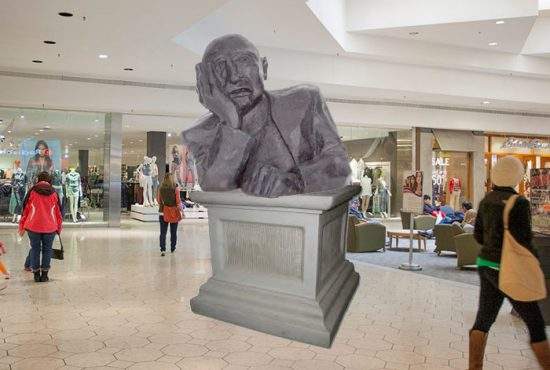 Într-un mall a fost dezvelită statuia bărbatului necunoscut care aşteaptă să iasă femeia din magazin