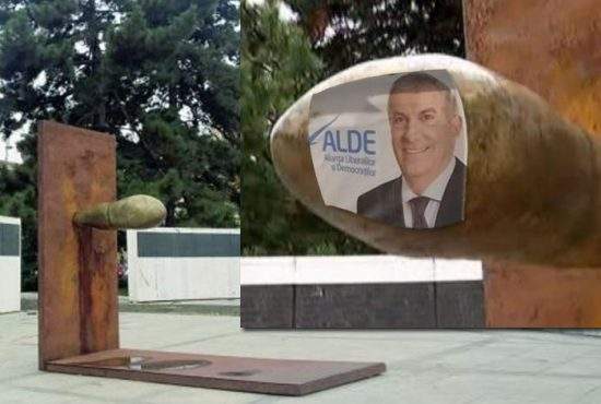 Odios! Statuia în formă de penis, vandalizată: cineva a lipit pe ea un afiş scârbos cu Tăriceanu