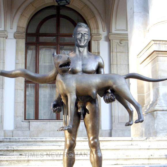 Foto exclusiv! Statuia lui Cristiano Ronaldo e atât de urâtă încât va fi mutată la Bucureşti