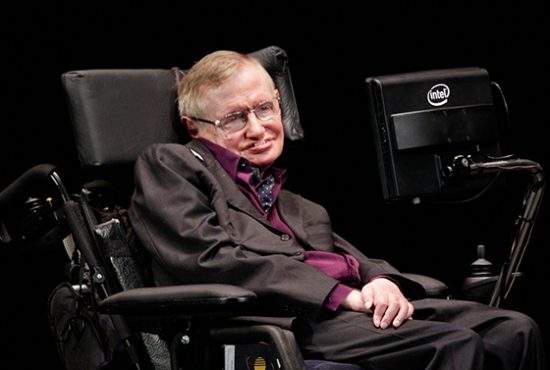 Stephen Hawking e totuşi bărbat! Are un robot care îi aruncă ciorapii prin casă