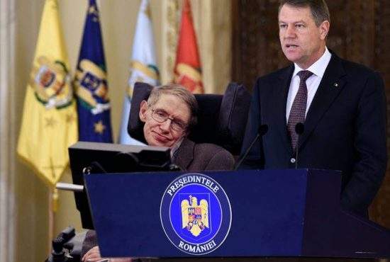 Stephen Hawking, favorit să devină noul purtător de cuvânt al lui Iohannis: ”Vorbește exact ca el!”