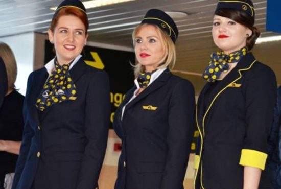 Mai multe stewardese Tarom s-au păruit pe Otopeni, că erau îmbrăcate la fel