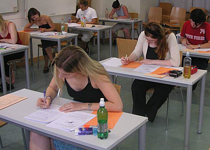 Studiu: 2 din 3 studenţi care nu vin la examen “că îl dau în toamnă” se referă la toamna anului 2054