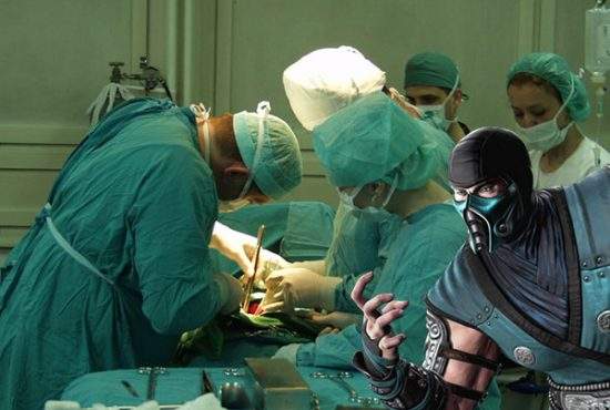Pentru că are mască la fel ca doctorii, Sub Zero a operat într-o clinică privată din România
