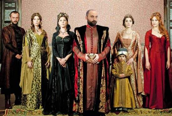 Bărbaţii, mari fani ai serialului Suleyman Magnificul: E super, două ore nu ne bat nevestele la cap