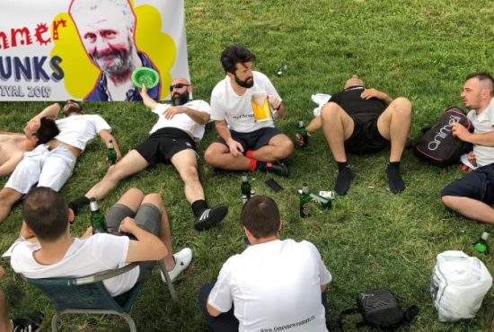 Sold out la festivalul Summer Drunks, unde bei în tihnă şi nu cântă nicio trupă