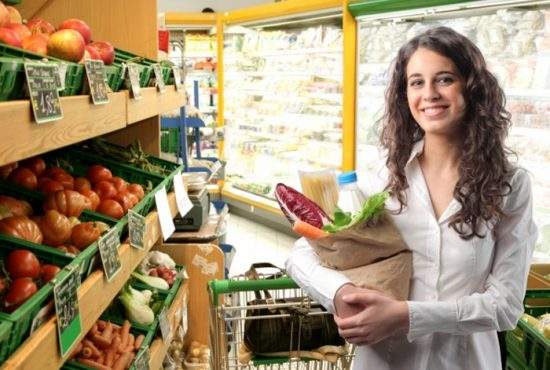 Un supermarket a dat lovitura. Are preţuri duble, dar nu bagă colinde