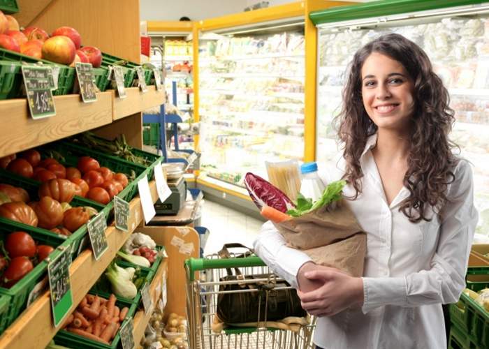 Un supermarket a dat lovitura. Are preţuri duble, dar nu bagă colinde