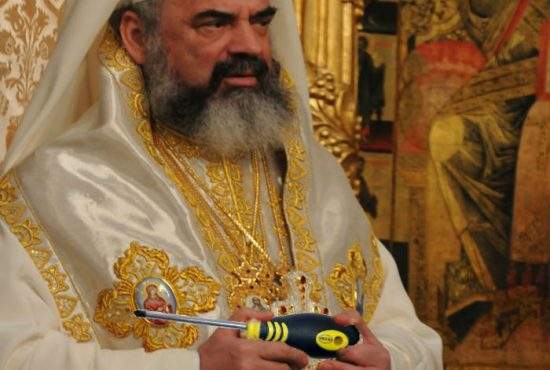 Patriarhul Daniel: Şurubelniţele în cruce vor putea fi cumpărate doar de la biserici