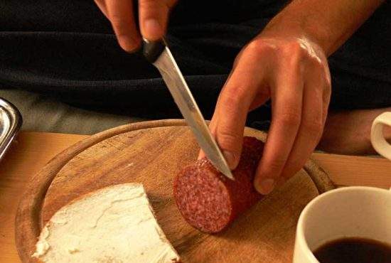 Un student de la Politehnică a reuşit să taie o felie de salam de 0,5 microni