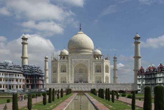 De bucurie că India le oferă cetăţenie, un ţigan din Strehaia şi-a făcut deja Taj Mahal în curte
