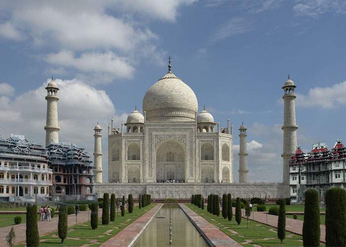 De bucurie că India le oferă cetăţenie, un ţigan din Strehaia şi-a făcut deja Taj Mahal în curte