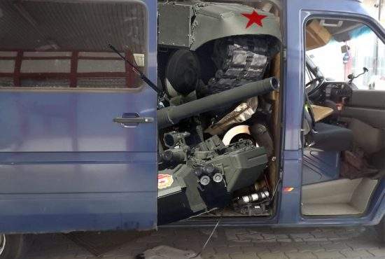 Un rus a fost prins la graniță în timp ce încerca să intre în țară cu un tanc dezmembrat în dubă