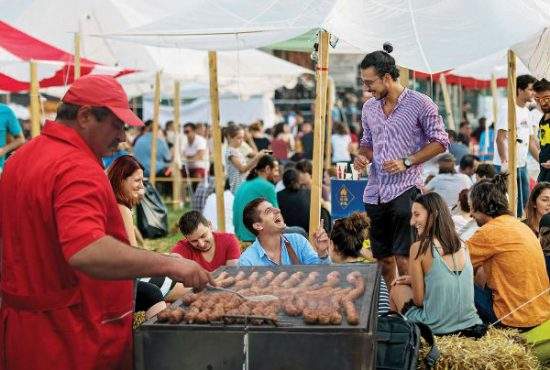 Toţi participanţii la un food truck festival din București, umiliţi la vânzări de taraba cu mici din parcare