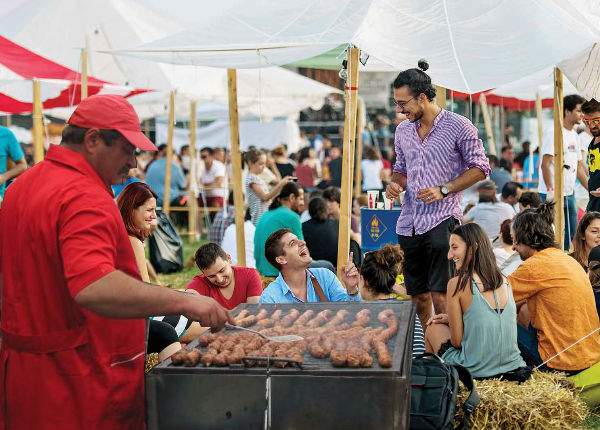 Toţi participanţii la un food truck festival din București, umiliţi la vânzări de taraba cu mici din parcare