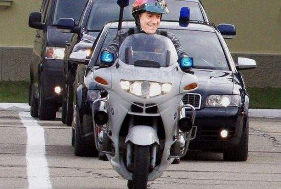 De când nu mai are coloană oficială, Ponta îl folosește ca antemergător pe Tăriceanu pe motocicletă