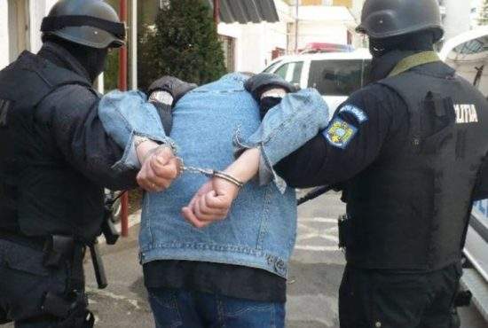 Bravo, Poliţia! Sute de părinţi arestaţi după ce şi-au luat fiica cu maşina de la şcoală