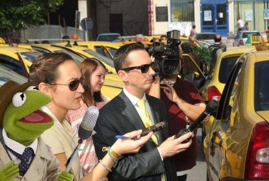 Nu mai găseşti un taxi în Bucureşti! Toţi dau interviuri la CNN despre prăbuşirea bursei de la New York