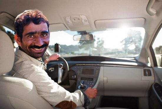 Șoferii de taxi circulă cu Uberul doar ca să afle cele mai noi conspirații