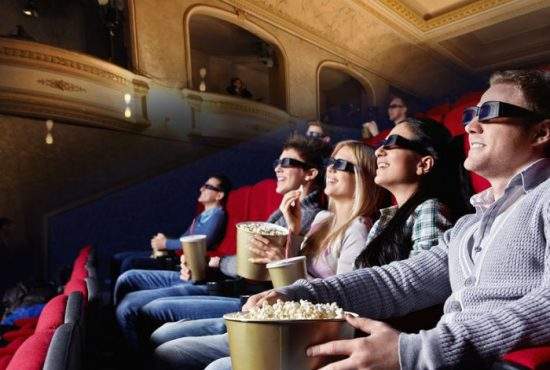 Încercând să cucerească publicul filmelor, un teatru bucureştean oferă spectatorilor ochelari 2D