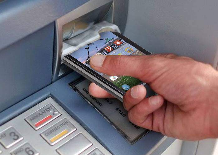 Pentru că a auzit de plăţile cu telefonul, un român şi-a băgat telefonul în bancomat, să-l încarce cu bani