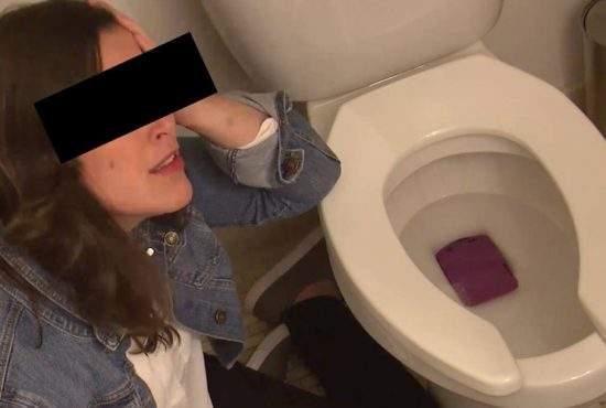 Primele rezultate ale testelor RoAlert: 3 din 10 români scapă telefonul în WC când tresar