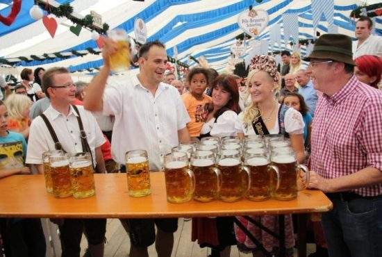 E prea mult! Germania ne solicită 20.000 de chelneri, să deschidă ei terasele primii