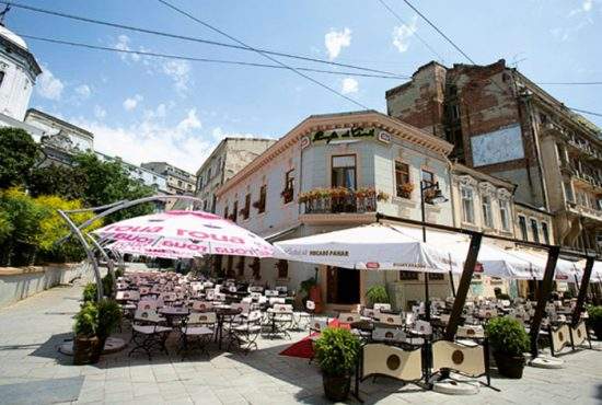 Terasele din Bucureşti se bat în oferte pentru singurii trei băutori de bere rămaşi în oraş
