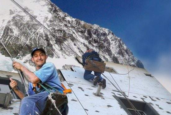Premieră! O echipă de alpinişti utilitari români a început termoizolarea Everestului