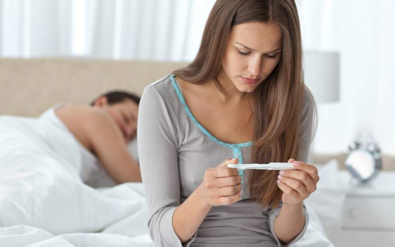 Româncele cumpără teste de sarcină după sărbători, sperând că sunt gravide şi nu grase