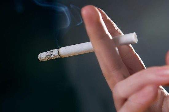 Tot mai mulți români se lasă de fumat din cauza miopiei: nu mai văd chiștoacele de pe jos