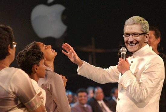 Isterie pe scenă la lansarea Apple. Tim Cook a vindecat un om cu stylusul