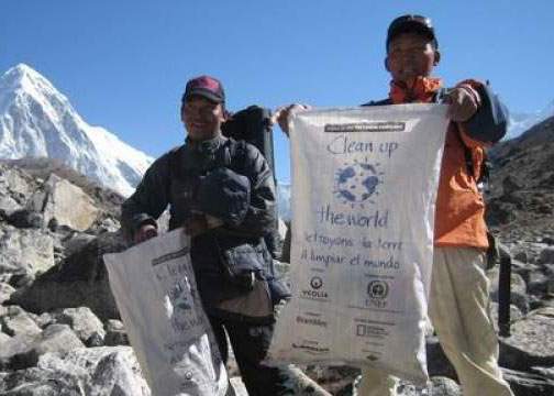 Tone de gunoaie rămase pe Everest, după o expediție a alpiniștilor români