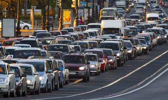 Trafic infernal în București! Un șofer a ieșit la pensie până să treacă de semaforul de la Unirii