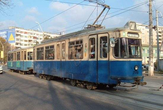 Inconştient! Un vatman a greşit macazul şi, în loc să ducă tramvaiul la fier vechi, l-a dus la Victoriei