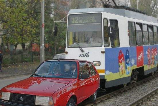 Oltcit, împins de tramvai în Capitală. Şoferul i-a mulţumit vatmanului cu lacrimi în ochi