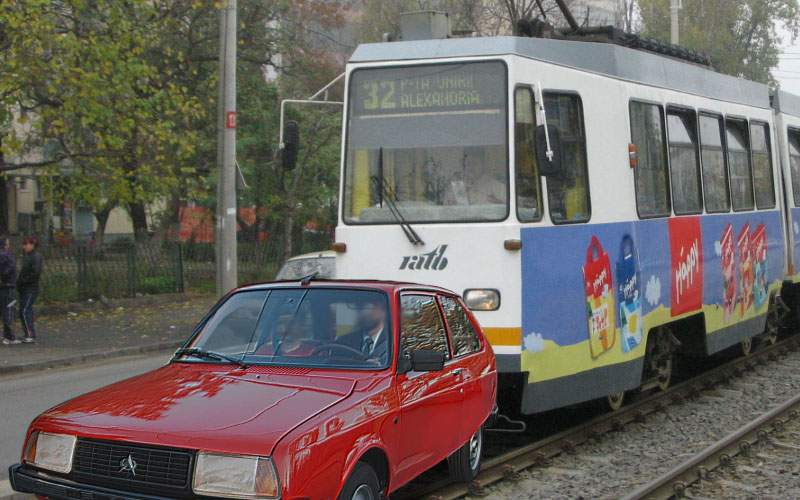 Oltcit, împins de tramvai în Capitală. Şoferul i-a mulţumit vatmanului cu lacrimi în ochi