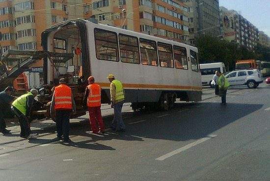 Dezastru! Un tramvai a deraiat după ce vatmanița a încercat o parcare laterală