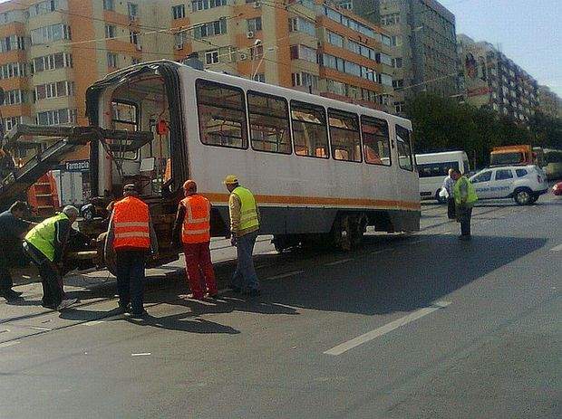 Dezastru! Un tramvai a deraiat după ce vatmanița a încercat o parcare laterală