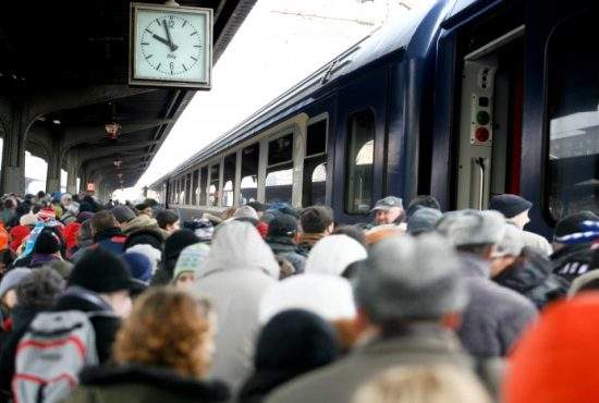 Trenurile circulă în condiţii de iarnă. Naşii acceptă doar bani ficşi, că e ger şi poartă mănuşi