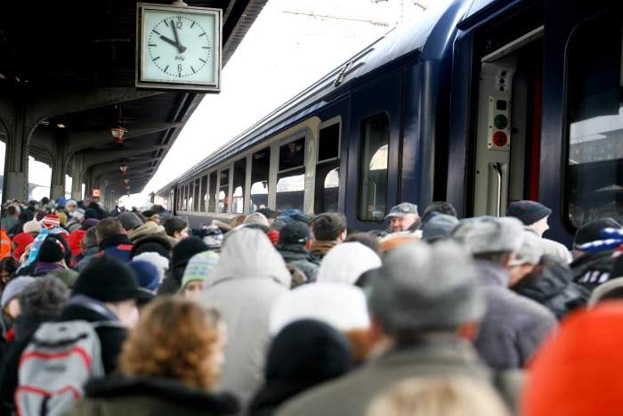 Trenurile circulă în condiţii de iarnă. Naşii acceptă doar bani ficşi, că e ger şi poartă mănuşi