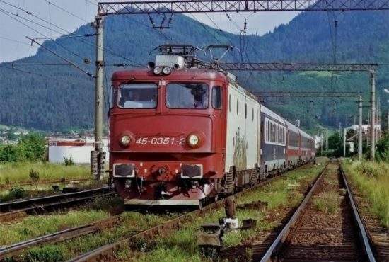 Un român a tras frâna de urgență ca să se cace în câmp, nu în tren