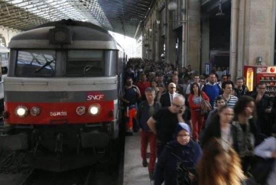 Un tren așteaptă de 8 ore să plece din gara din Paris! Încă nu s-a urcat nici un american în el