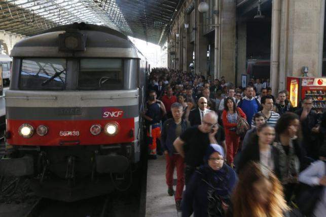 Un tren așteaptă de 8 ore să plece din gara din Paris! Încă nu s-a urcat nici un american în el