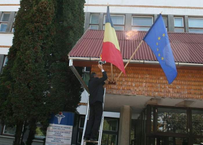 Apariţie misterioasă în Harghita! Tricolorul românesc, arborat pe clădirea Consiliului Judeţean