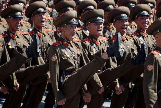 Exerciții militare în Coreea de Nord. Azi dimineață toată armata a făcut genoflexiuni